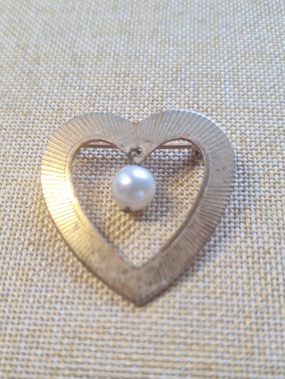 Simple Goldtone Heart Pin
